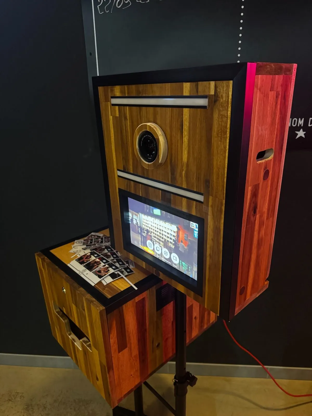 Gros plan sur la borne photo en bois avec son écran tactile