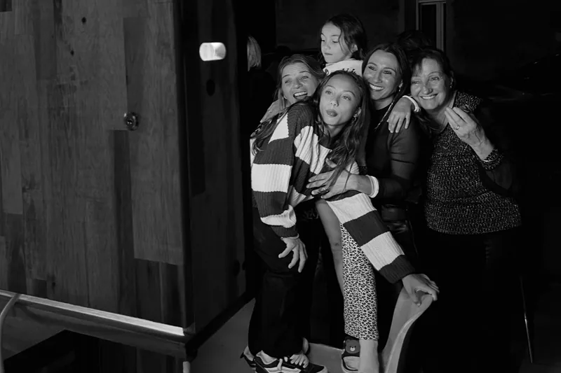 Groupe d’invités qui s’amusent devant la borne photo FERNI STUDIO