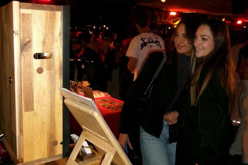 Deux invitées devant la borne photo FERNI STUDIO lors d’une soirée