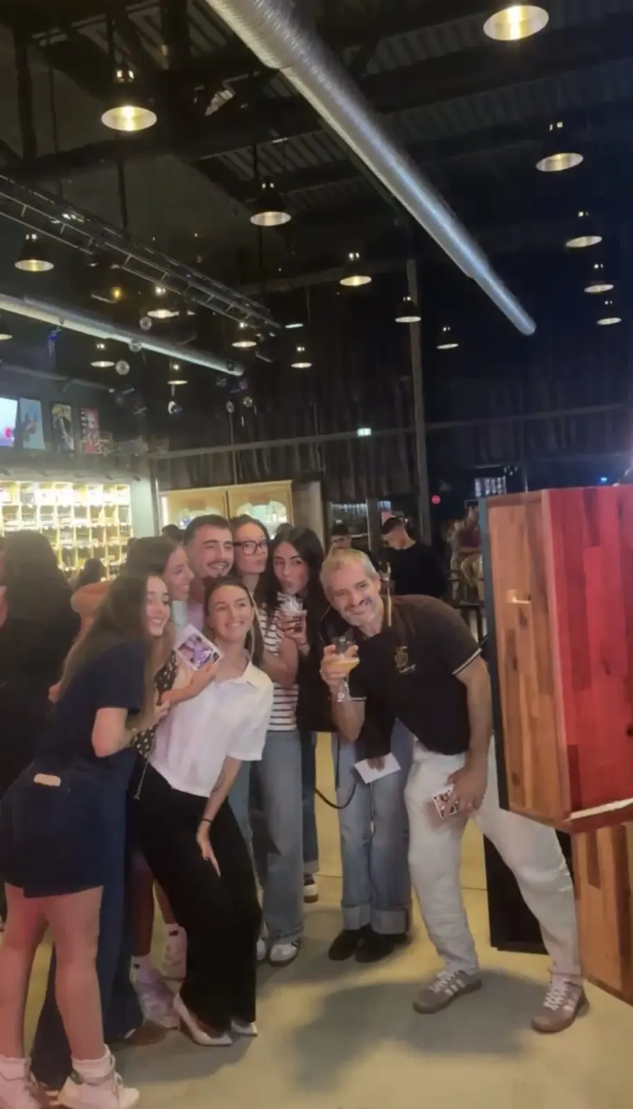Invités qui posent devant la borne photo